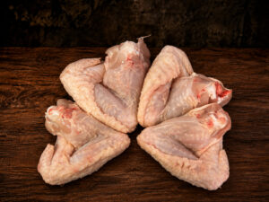 Alas de pollo frescas
