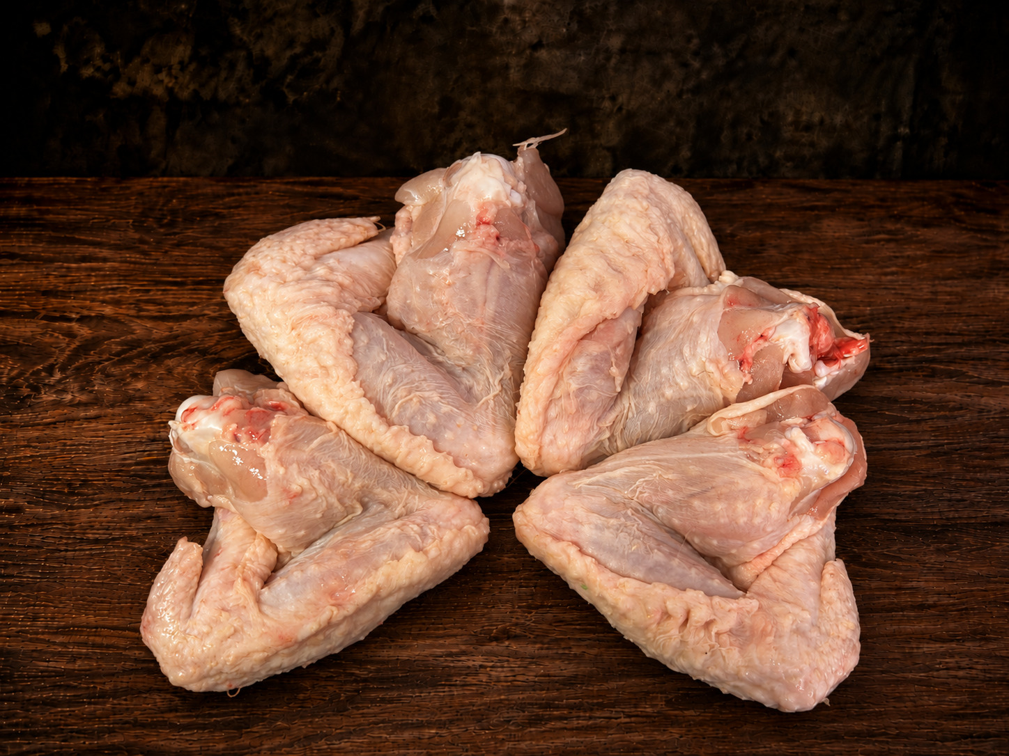 Alas de pollo frescas